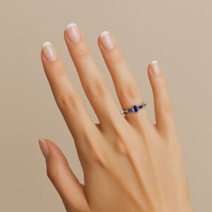 Mão vestindo o Anel de formatura Tríade em ouro branco 18k, com três safiras, para os cursos de administração engenharia, psicologia, entre vários outros