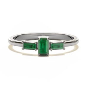 Anel de formatura elegante e sofisticado, com três esmeraldas e ouro branco 18K, para os cursos de direito e jornalismo