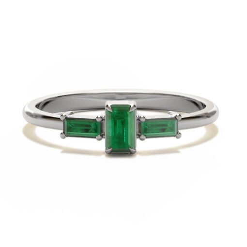 Anel de formatura elegante e sofisticado, com três esmeraldas e ouro branco 18K, para os cursos de direito e jornalismo