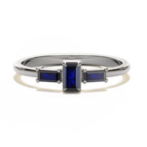 Anel de formatura elegante e sofisticado, com três safiras e ouro branco 18K, para os cursos de administração engenharia, psicologia, entre vários outros