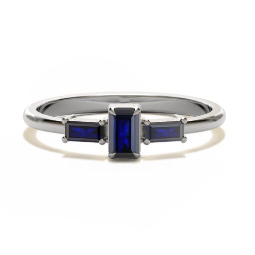 Anel de formatura elegante e sofisticado, com três safiras e ouro branco 18K, para os cursos de administração engenharia, psicologia, entre vários outros